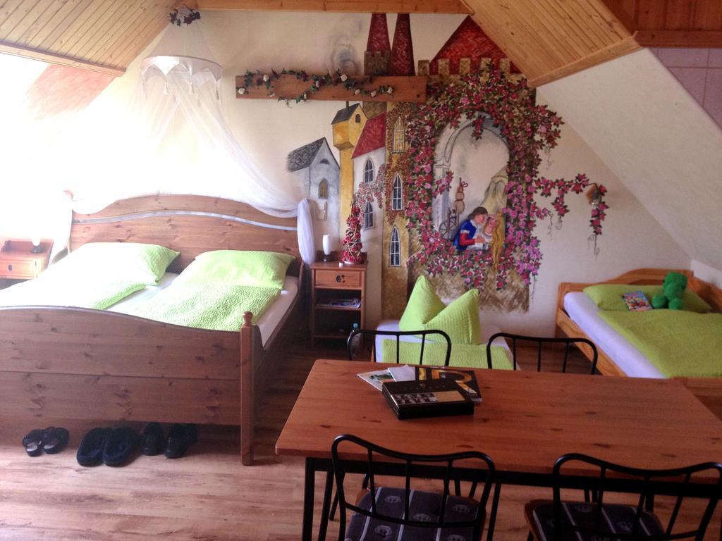 Gaestezimmer Am Maerchenbrunnen Дрезден Стая снимка